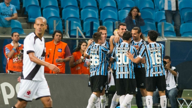 Jogadores comemoram o gol de Rhodolfo na Arena Grêmio