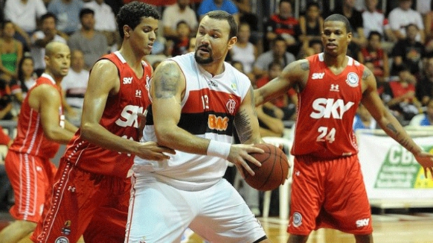 Caio Torres, do Flamengo, sofre a marcação de Lucas Dias, do Pinheiros, em jogo do NBB Caio Torres, do Flamengo, sofre a marcação de Lucas Dias, do Pinheiros, em jogo do NBB
