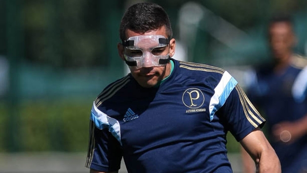 Lúcio testa máscara em treino fechado: 'Muda um pouco para cabecear'