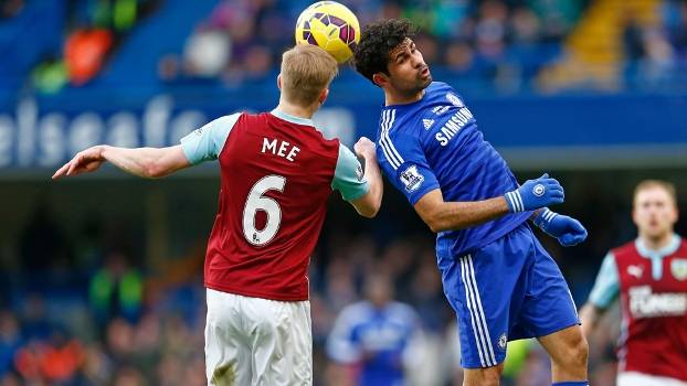 Diego Costa e Mee disputam bola durante jogo entre Chelsea e West Ham Diego Costa e Mee disputam bola durante jogo entre Chelsea e West Ham