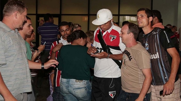 Até torcedor do Grêmio não perde a chance de tirar foto com Luis Fabiano