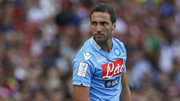 Higuaín marcou na vitória do Napoli sobre o Benfica Higuaín marcou na vitória do Napoli sobre o Benfica