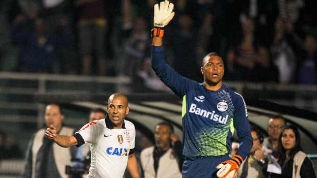 Emerson Sheik comemora o primeiro gol do Corinthians, enquanto Dida pede impedimento do atacante