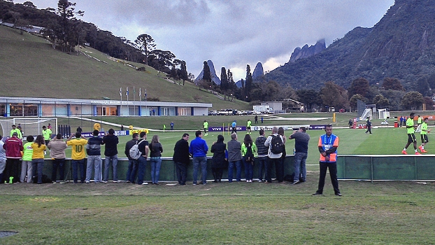 Convidados de patrocinadores da CBF assistem ao treino à beira do gramado: clima festivo Convidados de patrocinadores da CBF assistem ao treino à beira do gramado: clima festivo