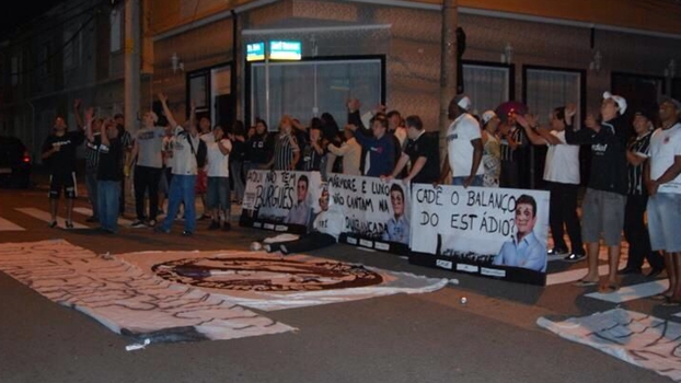 Corintianos protestam em frente à casa de Andrés Sanchez por preço de ingressos da Arena