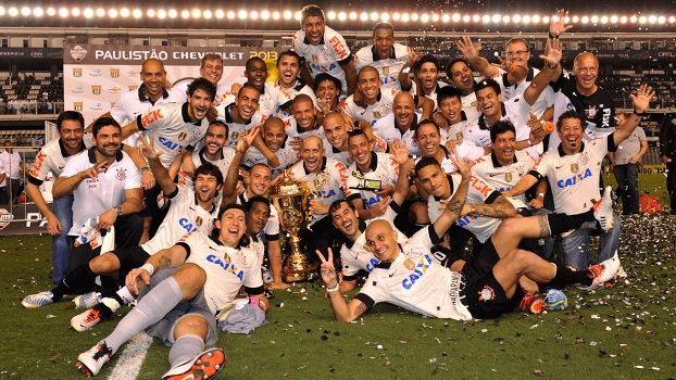 Corinthians levanta a taça de campeão paulista