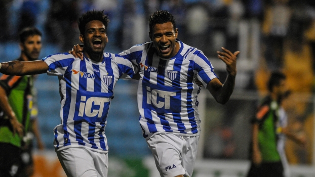 Diego Felipe (dir.) comemora gol na vitória do Avaí sobre o América-MG