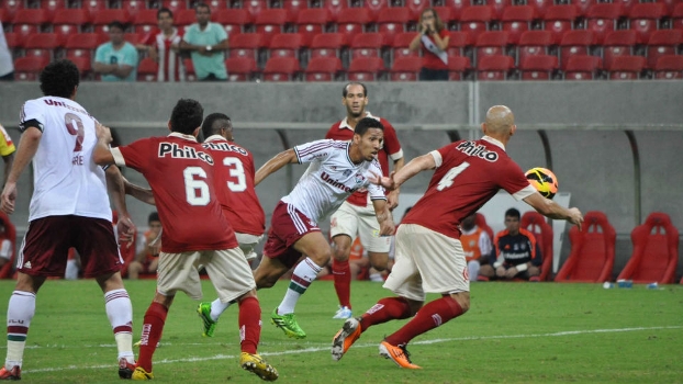 Após driblar dois marcadores, o jovem Samuel encheu o pé direito para marcar um belo gol e dar a vitória ao Flu sobre o Náutico