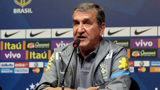 Parreira durante coletiva da seleção brasileira