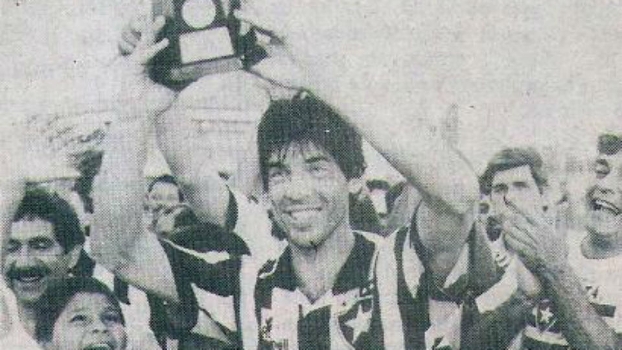 Gottardo levantando a Taça Eduardo Paes em 1994 Gottardo levantando a Taça Eduardo Paes em 1994