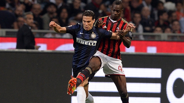 Hernanes briga pela bola com Balotelli em Milan x Inter