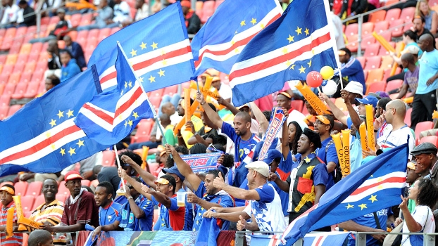 Fãs de Cabo Verde fizeram festa com bandeiras nos estádios: seleção passou ao mata-mata