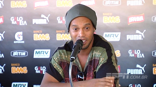 Palmeiras negocia para anunciar Ronaldinho no centenário