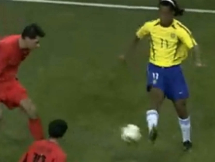 No duelo com a B&eacute;lgica, Ronaldinho, da lateral do gramado, acha Rivaldo, que recebe belo passe de tr