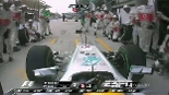 Hamilton protagoniza cena improvável, erra box e faz 'visita' à McLaren na Malásia; namorada se surpreende