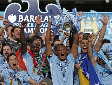 City marca dois nos acréscimos, vira e é campeão após 44 anos