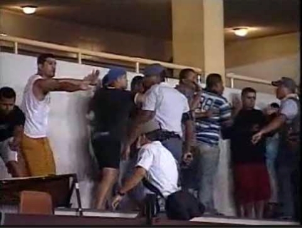 V�DEO: Briga entre torcidas organizadas interrompe Palmeiras x Corinthians no futsal