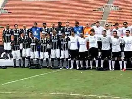 V�DEO: Ronaldo exibe nova camisa corintiana e corte de cabelo
