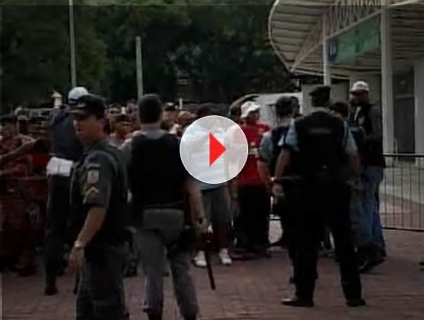 V�DEO: Torcidas organizadas do Flamengo brigam entre si e com a pol�cia