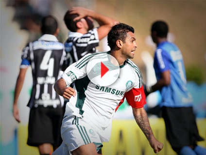 Zagueiros salvam, Palmeiras empata cl�ssico com Corinthians e mant�m a lideran�a