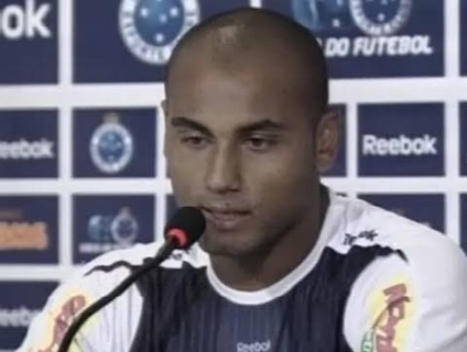V�DEO: Adilson Batista relaciona titulares, mas Kleber fica fora; Jonathan se diz 'pronto'