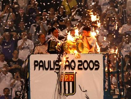 Palco da festa do Corinthians incendeia