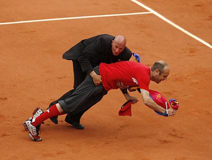 V�DEO: Torcedor invade quadra na final de Roland Garros