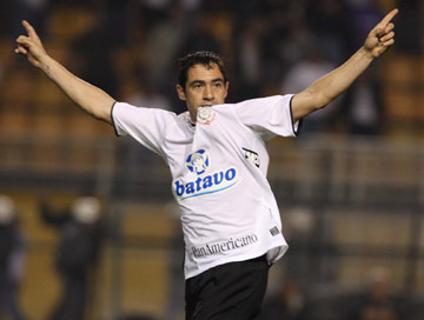 Corinthians ganha por 3 a 1 do S�o Paulo e aumenta os problemas no rival