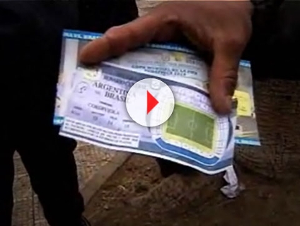 Torcedor mostra ingressos para a partida deste s�bado. Veja a reportagem de Andr� Plihal