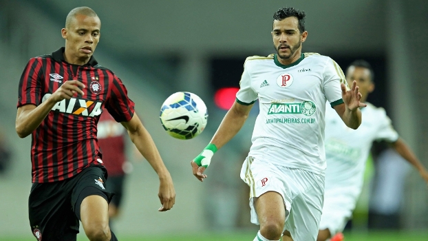 Palmeiras empata com Atlético-PR na estreia de Dorival e se mantém fora do Z-4