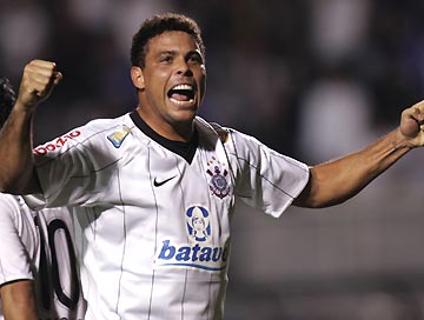 V�DEO: Ronaldo decide, faz dois e Corinthians avan�a
