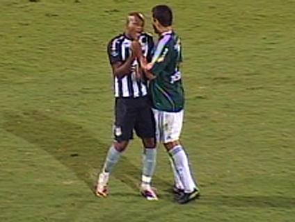 Expulso, Diego Souza fica transtornado e agride Domingos