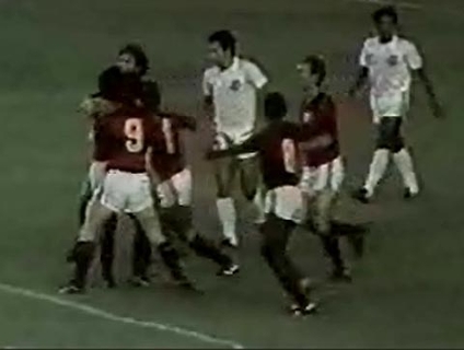 Zico � abra�ado ap�s marcar aos 40 segundos de jogo em 83 e acabar com vantagem santista