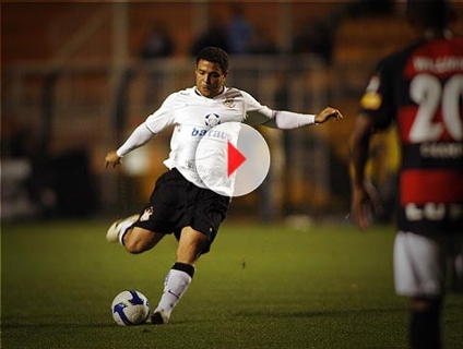 Jogo entre Corinthians e Vit�ria � marcado por alguns lances bizarros