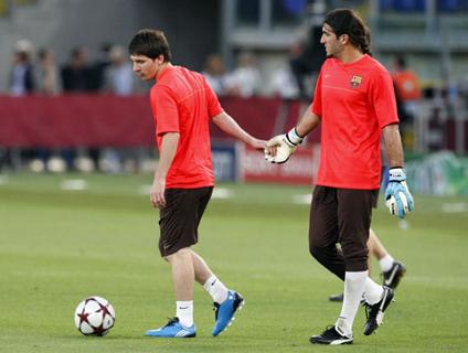 Lionel Messi estreia um novo par de chuteiras contra o Manchester United