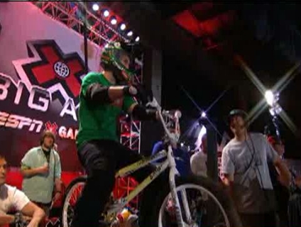 Anthony Napolitan faz o double fronflip no BMX Big Air