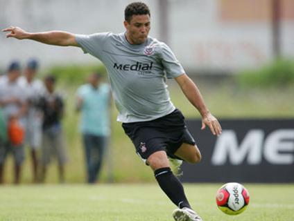 V�DEO: Corinthians usa 'mel no sangue' de Ronaldo na busca por patroc�nio recorde