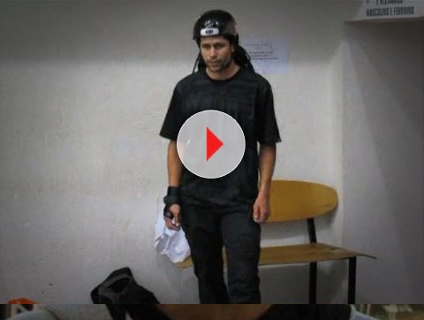 Otavio Neto se escondendo da chuva