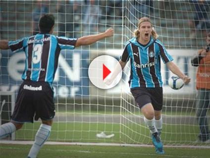 Gr�mio goleia Atl�tico-PR e recupera-se ap�s queda na Libertadores 