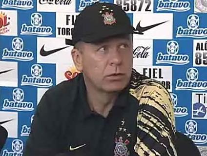 Mano Menezes ainda n�o sabe se William, Chic�o e Elias ter�o condi��es de jogo