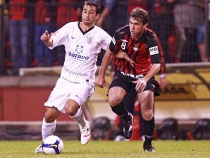 V�DEO: Corinthians cai na Arena da Baixada e perde invencibilidade no ano