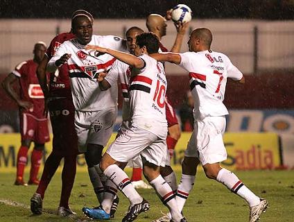 Hernanes comemora o segundo gol da vit�ria s�o-paulina