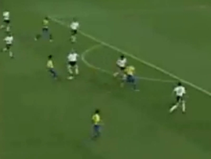 Contra a Alemanha, na final, Ronaldinho passa para Ronaldo, que perde o gol