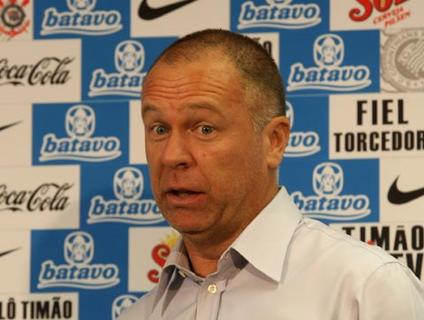 Mano Menezes faz reuni�o para evitar racha no Corinthians