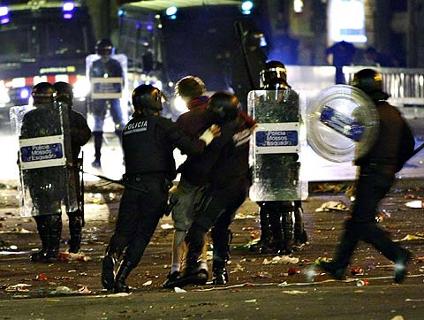 Policiais tentam conter tumulto nas ruas de Barcelona
