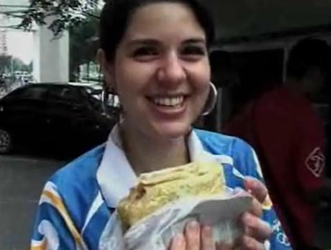 L�cia Anderson trabalha na Vila Ol�mpica como volunt�ria