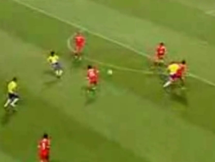 Contra a China, Ronaldinho cruza para o gol de Rivaldo aos 18 segundos do v&iacute;deo