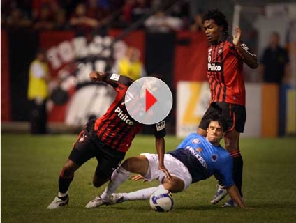 V�DEO: Cruzeiro arranca empate no fim com o Atl�tico-PR, mas se complica por Libertadores
