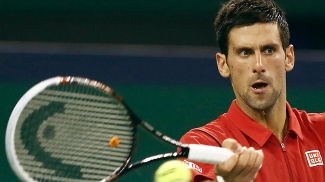 Novak Djokovic rebate durante a vitória sobre o italiano Fabio Fognini, pelo Masters 1000 de Xangai