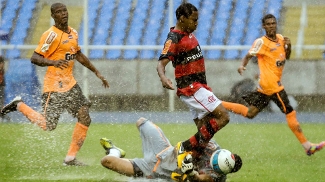 Polivalente, Elias estreia como lateral direito no Flamengo